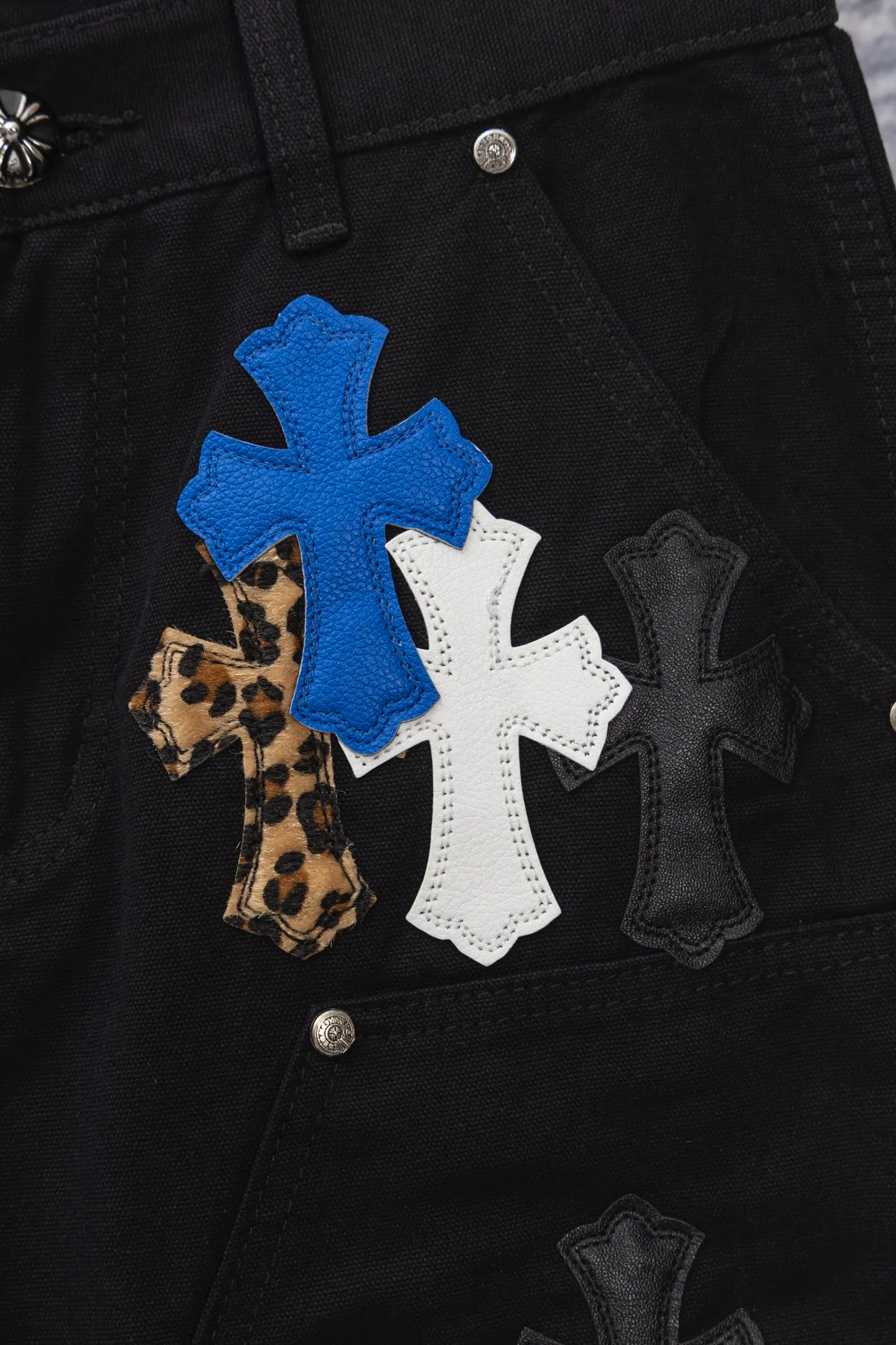 P270 chrome hearts new blue and white leopard print cross patchwork leather black jeans vi Top heavy industry fashionable design] Consistent high street luxury style creation. Speaking of this style, the Zangyin family and GU family are definitely the leading representative brands. Especially the Zangyin family has really achieved a state-of-the-art effect in creating high street style. The unique washed material is used to create this style. The color system is quite eye-catching. After it is decorated with patchwork cross flowers, it cleverly highlights the charm of the brand. Secondly, this style uses classic The classic high-waist cutting design highlights the long legs and fashionable temperament of the upper body. The brand is highly recognizable and the slim fit configuration is more suitable for daily wear. It is a product that interprets personality, fashion, and specifications at a glance. This single product is enough to make any fan excited. It can be a white T-shirt for youthful preppy style, or a tight suspender for lady style. It has strong matching ability and can be easily controlled by men.  [Materials and craftsmanship] Needless to say, this point goes without saying. As an excellent craftsman brand, Zangyin’s requirements for details and craftsmanship are really perfect. The washed color of this model has gone through so many processes, not to mention the embellishment of denim appliques. It is also purely hand-made and sewn. Just like what they believe in, only hand-made things have soul and have the meaning of wear. A top-notch heavy-duty fashionable denim item, I look forward to your perfect interpretation! ! Size: 28-36 Color: black